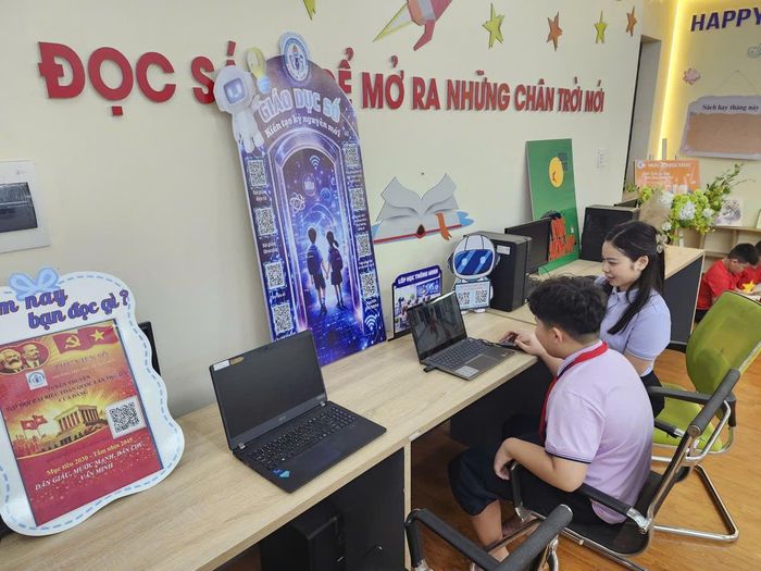 Đọc sách trong môi trường số của học sinh trường Tiểu học Lê Quý Đôn. Ảnh: Nguyễn Bình