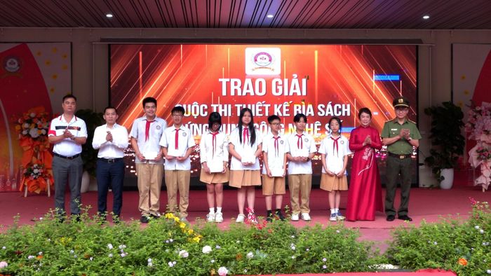 Phó Chủ tịch UBND phường Phúc Lợi Bùi Anh Tuấn trao giải Thiết kế bìa sách ấn tượng cho các em học sinh Trường THCS Nguyễn Gia Thiều. Ảnh: Đức Cường