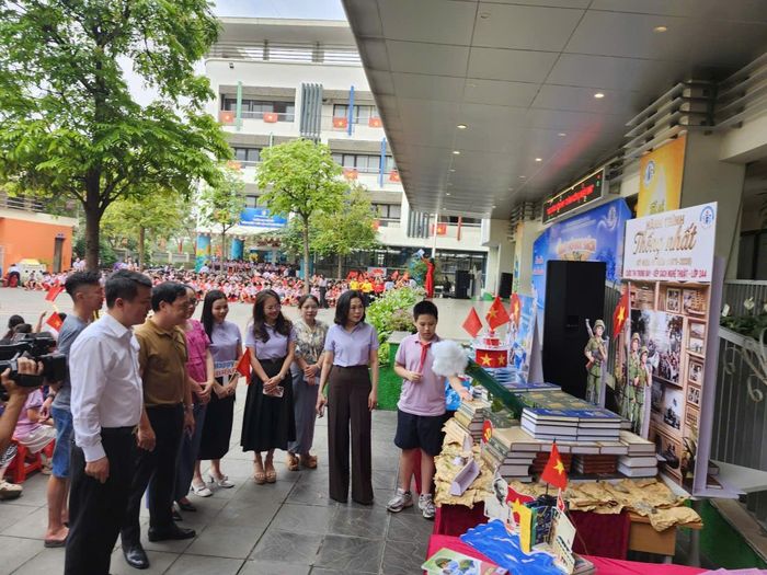 Sáng tạo không gian sách của học sinh Trường Tiểu học Lê Quý Đôn. Ảnh: Nguyễn Bình