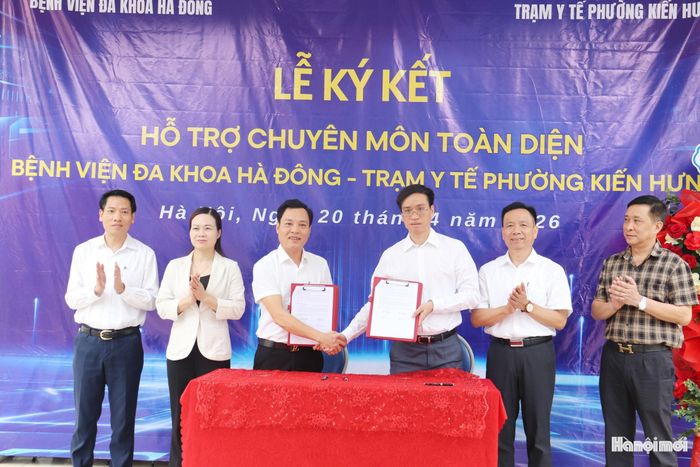 Đại diện hai đơn vị ký kết chương trình phối hợp nâng cao chất lượng khám, chữa bệnh. Ảnh: Tuấn Điệp