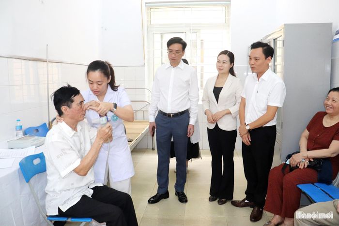 Lãnh đạo hai đơn vị tham quan hoạt động khám, chữa bệnh tại phòng khám Trạm Y tế phường Kiến Hưng. Ảnh: Tuấn Điệp