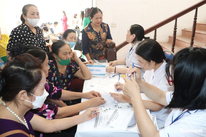 Người dân phường Kiến Hưng đăng ký khám bệnh, tham gia chương trình chăm sóc sức khỏe tại Trạm Y tế phường. Ảnh: Tuấn Điệp