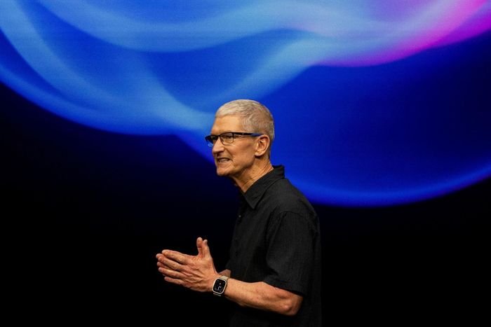  Apple Watch đi kèm dây đeo mới gần như là món đồ không thể thiếu của Tim Cook. Ảnh: Manuel Orbegozo/Reuters.