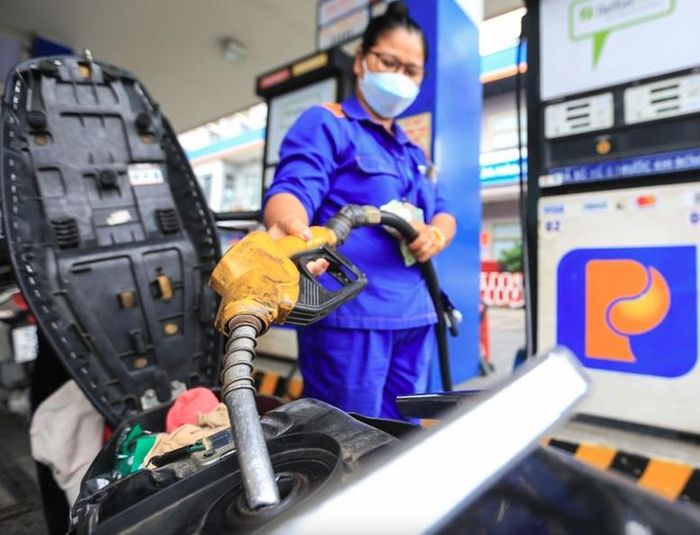 Giá dầu diesel 0.05S không cao hơn 27.856 đồng/lít, giảm 3.185 đồng/lít so với giá bán tối đa hiện hành.