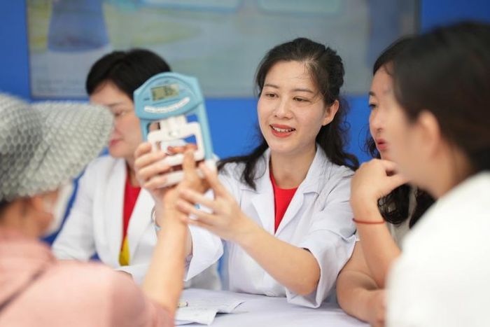 Abbott tiếp tục đồng hành cùng Hội Thầy thuốc trẻ Việt Nam triển khai hoạt động khám, tư vấn và sàng lọc sức khỏe miễn phí cho hàng nghìn người dân