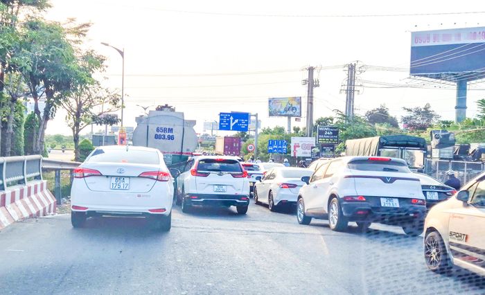  Phương tiện ùn ứ vào giờ cao điểm tại nút giao IC3, TP Cần Thơ 