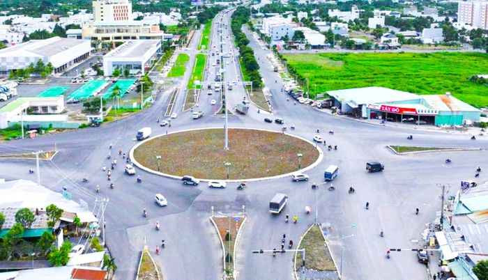  Vòng xoay Trần Hoàng Na nằm trên đường dẫn cầu Cần Thơ thường xuyên xảy ra tình trạng ùn ứ, kẹt xe 