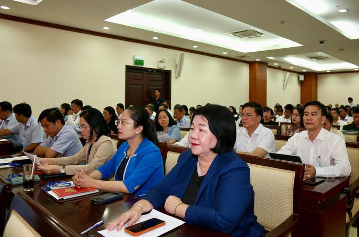  Các đại biểu lắng nghe phổ biến các văn bản mới về công tác dân tộc, tôn giáo 