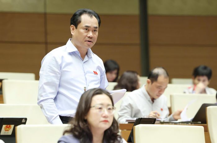  Bộ trưởng Bộ NN-MT Trịnh Việt Hùng phát biểu tại hội trường Quốc hội ngày 21-4. Ảnh: QUANG PHÚC 