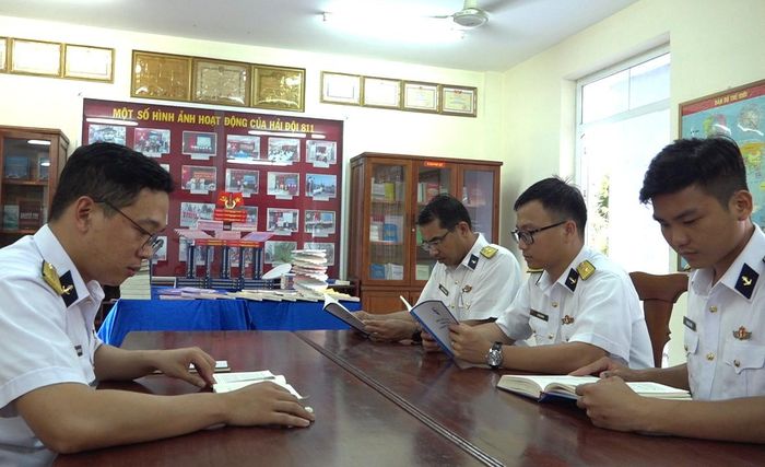  Cán bộ, chiến sĩ Hải đội 811 