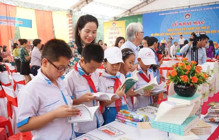 Ở cấp độ nhà trường, giáo dục cần chú trọng hơn đến việc rèn luyện kỹ năng đọc sâu, đọc hiểu và tư duy phản biện, thay vì chỉ dừng lại ở việc tiếp nhận thông tin. Ảnh: Thư viện Pháp luật