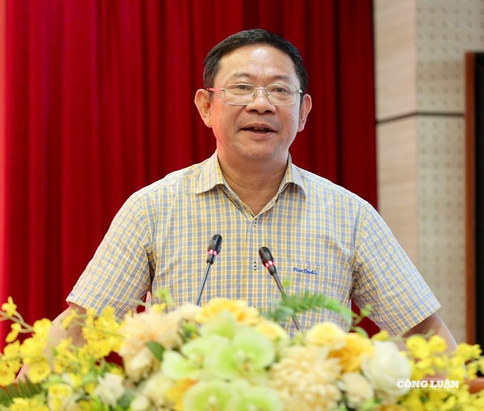 Bí thư Đảng ủy phường Sầm Sơn Lê Văn Tuấn phát biểu tại họp báo
