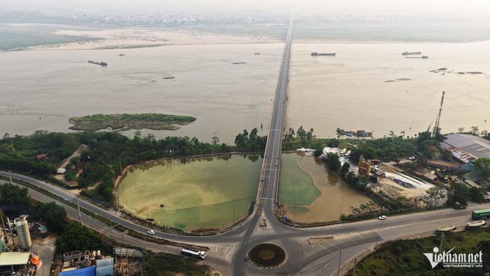 Khu vực hồ chứa nước thải của công ty CP Hóa chất Việt Trì nằm sát sông Hồng. Ảnh: Đức Hoàng