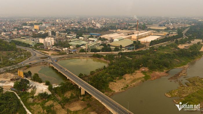 Hồ chứa nước thải cách khu vực sản xuất của công ty CP Hóa chất Việt Trì khoảng hơn 100m, sát sông Hồng. Ảnh: Đức Hoàng