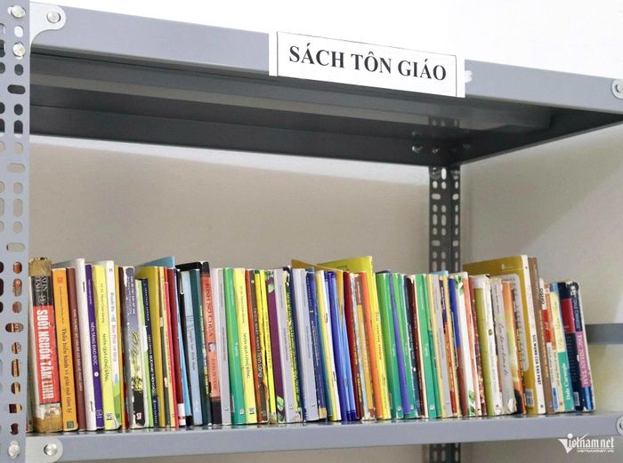 Thư viện của trại giam có nhiều loại kinh sách hợp pháp.