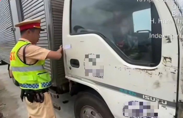 Lực lượng chức năng niêm phong, tạm giữ phương tiện. Ảnh: Cục C08