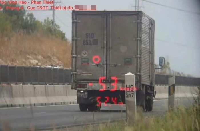 Xe tải chạy với tốc độ 53km/h trên cao tốc, thấp hơn mức tối thiểu 60km/h theo quy định. Ảnh: Cục C08