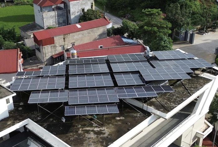 Lắp điện mặt trời mái nhà kèm BESS giúp hóa đơn điện của các hộ gia đình giảm mạnh. Ảnh: Phương Anh