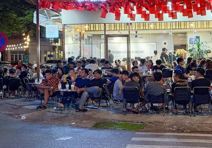 Toàn bộ vỉa hè đường D1 bị quán cà phê chiếm dụng để kinh doanh. Ảnh: T.T