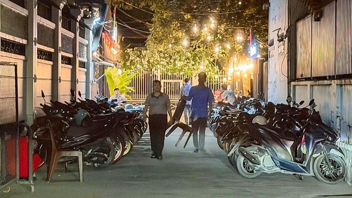 Bãi giữ xe chiếm dụng hết lòng đường của một con hẻm trên đường 30/4. Ảnh: T.T