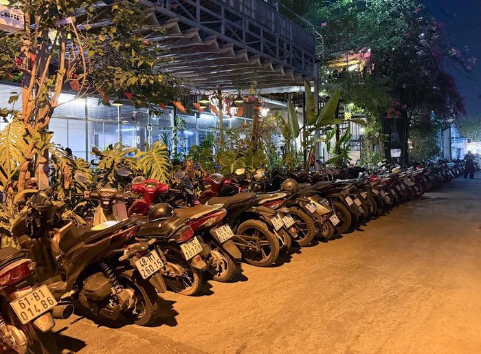 Lòng đường bị chiếm dụng làm nơi trông giữ xe. Ảnh: T.T