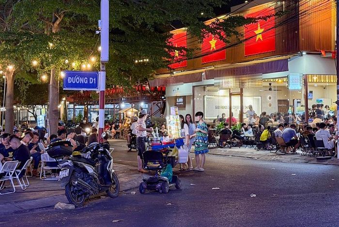 Vỉa hè, lòng lề đường bị chiếm dụng tràn lan tại khu dân cư Phú Hòa. Ảnh: T.T