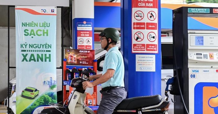 Tổng công suất phối trộn E10 hiện chưa đáp ứng đủ nhu cầu sử dụng. Ảnh: Nguyễn Huế