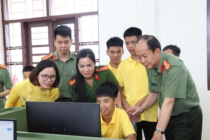 Các em cũng được tuyên truyền, hướng dẫn kỹ năng sử dụng không gian mạng an toàn, lành mạnh.