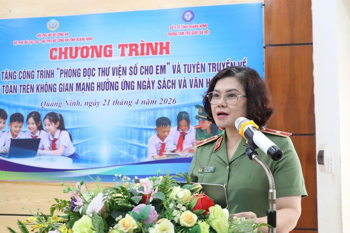 Thiếu tướng Ngô Hoài Thu, Phó Cục trưởng Cục Công tác Chính trị, Trưởng Ban Phụ nữ Công an nhân dân phát biểu tại chương trình.