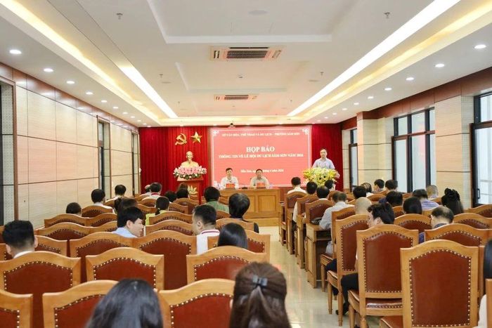 Toàn cảnh họp báo.