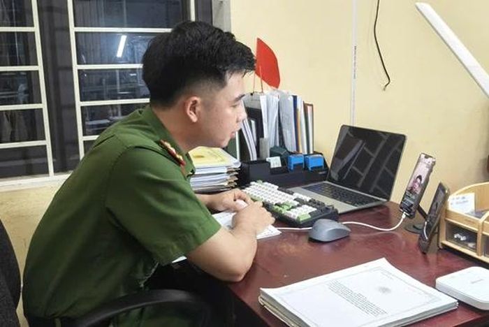 Thượng úy Hà Minh Hoàng, Tổ Quản lý hành chính, Công an xã Văn Nho livestream hướng dẫn người dân làm các thủ tục hành chính vào buổi tối.