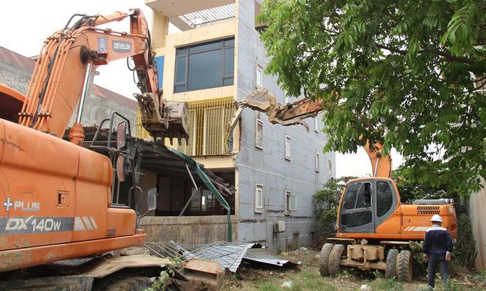 Hộ ông Nguyễn Văn Duy, thôn Thủ Pháp tự nguyện tháo dỡ nhà để bàn giao mặt bằng cho nhà đầu tư dự án. 