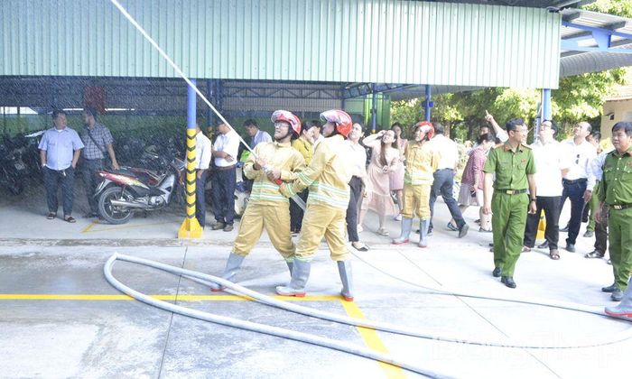Thực tập phương án chữa cháy, cứu nạn, cứu hộ.