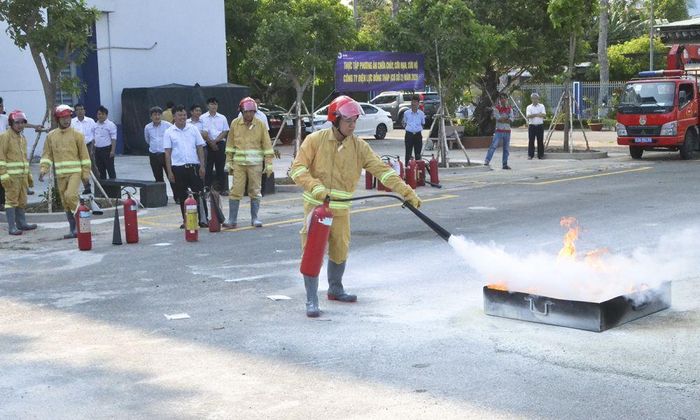 Thực tập phương án chữa cháy, cứu nạn, cứu hộ.