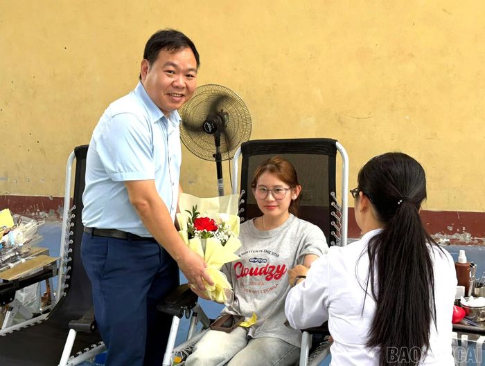 TS Nguyễn Hoàng - Phó Giám đốc Phân hiệu, Chủ tịch Hội chữ thập đỏ tặng hoa cho các tình nguyện viên tham gia hiến máu.