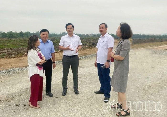 Đoàn cán bộ Bộ Tài chính cùng lãnh đạo Ban Quản lý dự án khu vực Vĩnh Phúc kiểm tra thực tế dự án Đường hạ tầng khung làng đại học đang thi công.