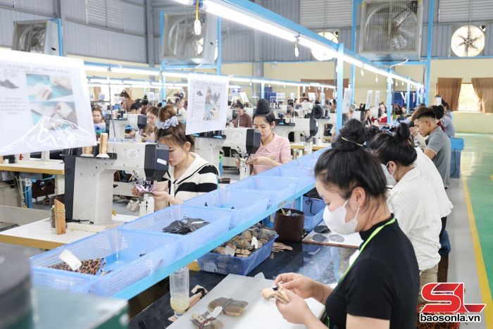 Ca sản xuất tại Nhà máy Giầy Yên Châu.