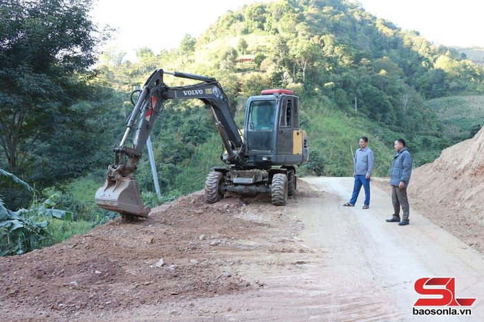 Tuyến đường từ xã Phiêng Pằn qua bản Phiêng Hay đang được thi công.