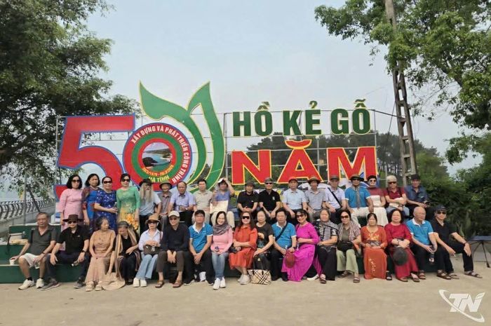 Đoàn cựu sinh viên K20 Khoa Văn (Trường Đại học Tổng hợp Hà Nội) tại hồ Kẻ Gỗ.