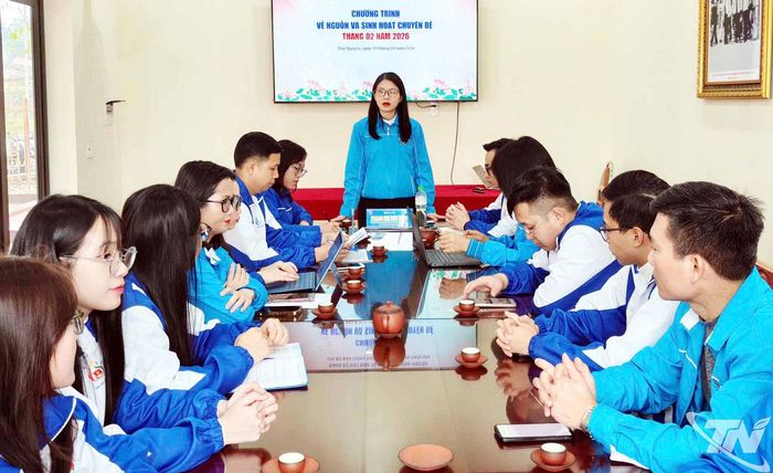 Chi bộ Ban công tác Đoàn và thanh thiếu nhi (Đảng bộ MTTQ tỉnh Thái Nguyên) tổ chức sinh hoạt chi bộ chuyên đề gắn với hoạt động về nguồn tại Khu di tích Quốc gia - Địa điểm lưu niệm Chủ tịch Hồ Chí Minh về thăm Khu công nghiệp Gang thép Thái Nguyên. Ảnh: T.L