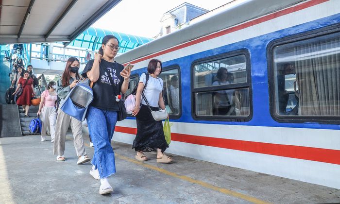 Hành khách lên tàu tại Ga Hà Nội.