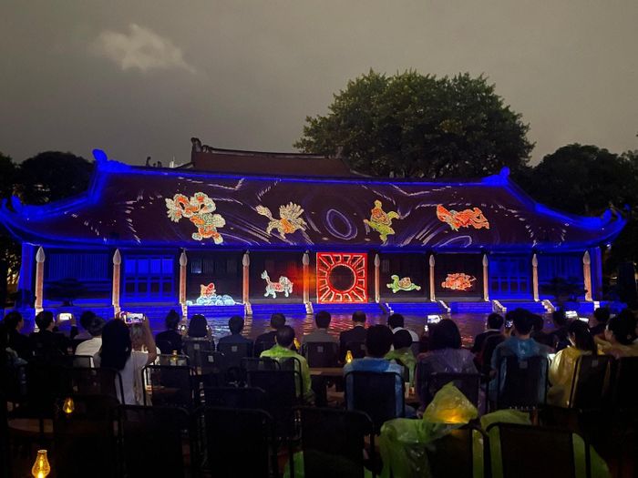 Tour đêm Văn Miếu - Quốc Tử Giám (Hà Nội) ứng dụng công nghệ mang lại trải nghiệm mới cho du khách. Ảnh: VMQTG