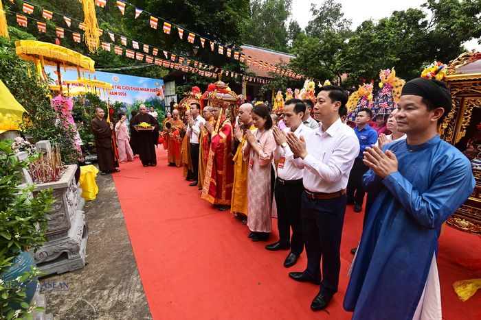 Đoàn rước nước về đến chùa Nhẫm Dương và thực hiện các nghi thức, nghi lễ tại chùa. Ảnh: Phùng Nguyện/Mekong ASEAN