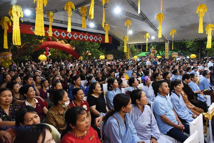 Đông đảo người dân và du khách tham dự lễ khai hội, tưởng niệm 322 năm ngày Thánh Tổ Quốc sư Đạo Nam Thông Giác Thủy Nguyệt nhập niết bàn. Ảnh: Phùng Nguyện/Mekong ASEAN