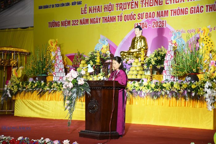 Bà Nguyễn Thị Thùy Liên, Trưởng Ban Quản lý di tích Côn Sơn - Kiếp Bạc, Trưởng Ban tổ chức lễ hội đọc diễn văn khai hội. Ảnh: Phùng Nguyện/Mekong ASEAN