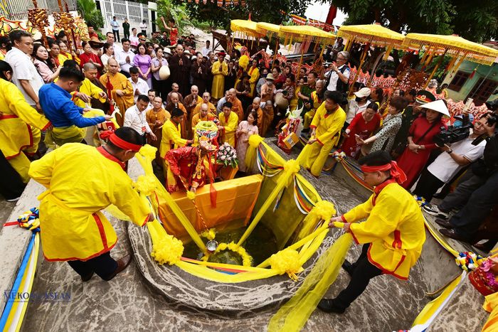 Nghi lễ lấy nước từ giếng Nhẫm. Ảnh: Phùng Nguyện/Mekong ASEAN