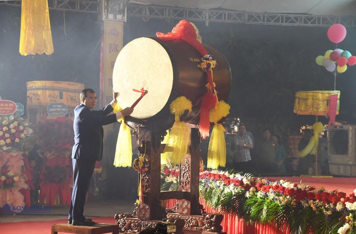 Ông Nguyễn Minh Hùng, Phó Chủ tịch UBND thành phố Hải Phòng đánh trống khai hội. Ảnh: Phùng Nguyện/Mekong ASEAN