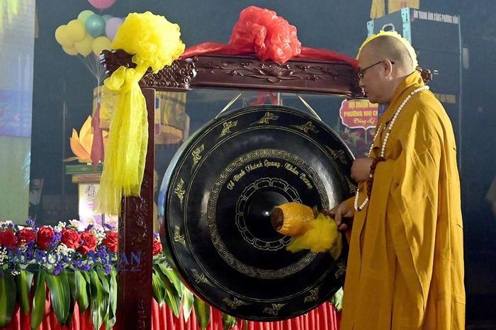 Hòa thượng Thích Thanh Vân, Phó Trưởng Ban Thường trực Giáo hội Phật giáo Việt Nam thành phố Hải Phòng thỉnh chiêng khai hội. Ảnh: Phùng Nguyện/Mekong ASEAN