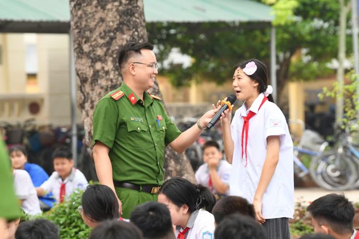 Học sinh Trường THCS Hiệp Cường trả lời câu hỏi liên quan đến phòng, chống ma túy học đường.