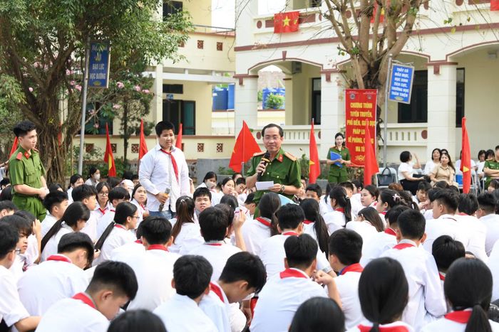 Cục CSĐT tội phạm về ma túy phối hợp với Học viện Cảnh sát nhân dân và Công an xã Hiệp Cường tuyên truyền, phổ biến pháp luật về phòng, chống ma túy cho học sinh nhà trường.